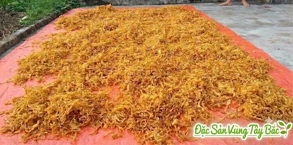 Hình ảnh măng rối (măng xé sợi) được phơi ngoài trời tự nhiên